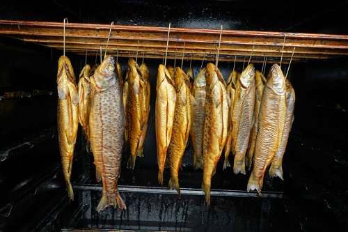 In Wiens Fischgeschäften wird eine große Auswahl an heimischen Fischen, Meeresfischen und Muscheln angeboten. Dabei wird vor allem auf die Herkunft, die Frische und die Qualität der Ware geachtet.