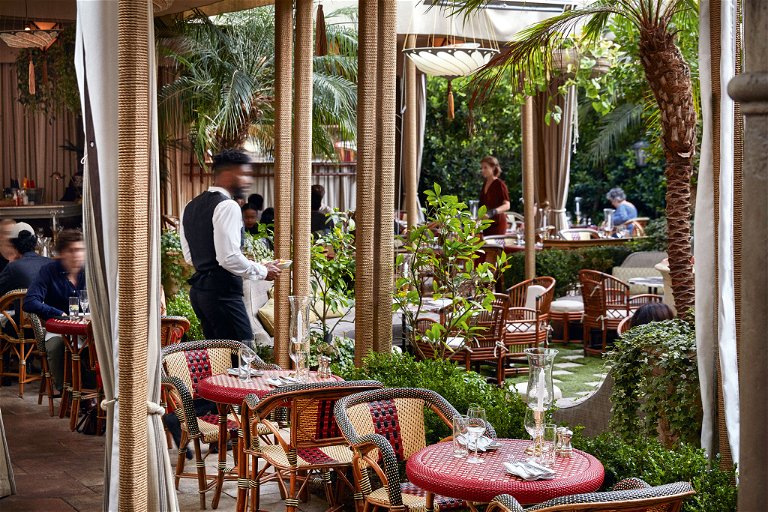 Dining on the terrace - under umbrellas and surrounded by greenery. After all, the weather in Los Angeles is usually sunny.