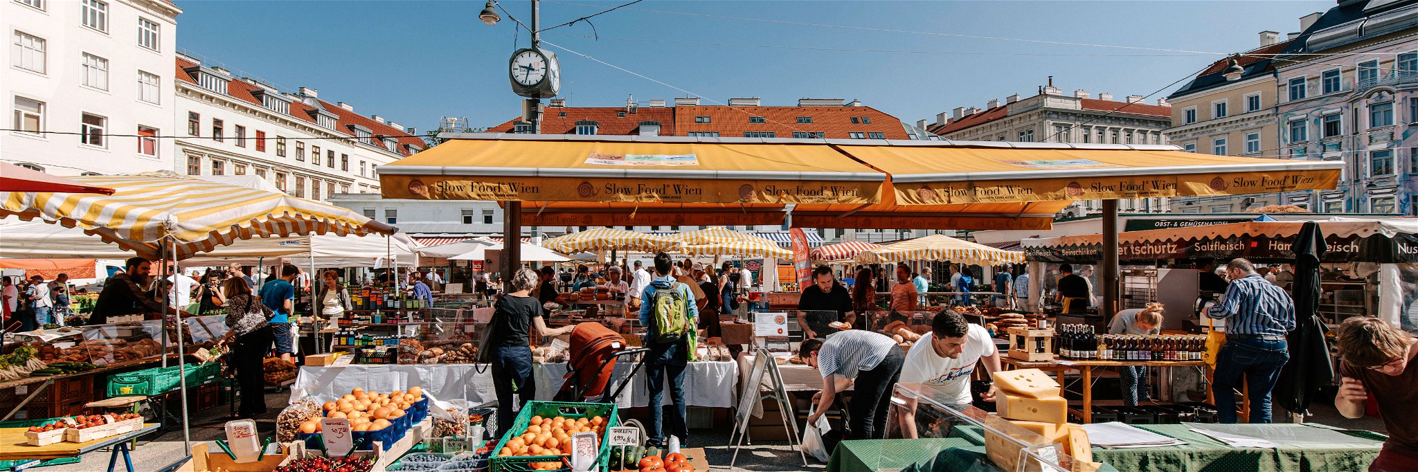 Der Karmelitermarkt hat sich zum hippen Treffpunkt für Jung und Alt, für klassisches Marktpublikum und junge Szenemenschen entwickelt – nicht zuletzt auch aufgrund der hochentwickelten Gastro-Szene hier.