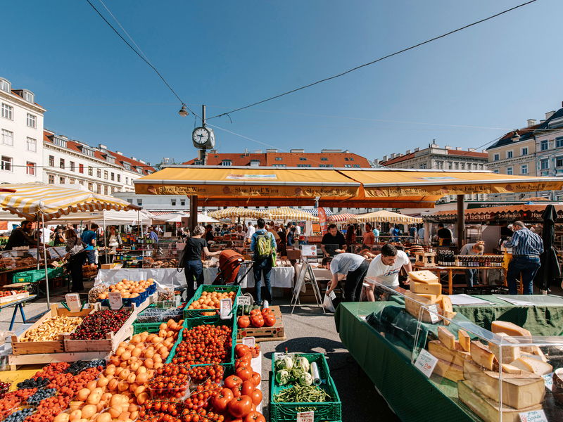 Der Karmelitermarkt hat sich zum hippen Treffpunkt für Jung und Alt, für klassisches Marktpublikum und junge Szenemenschen entwickelt – nicht zuletzt auch aufgrund der hochentwickelten Gastro-Szene hier.