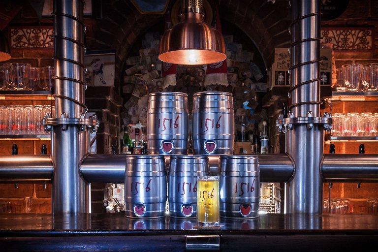 Im Brew Pub »1516 Brewing Company«  gibt es neben Bier auch leckere Rippchen.