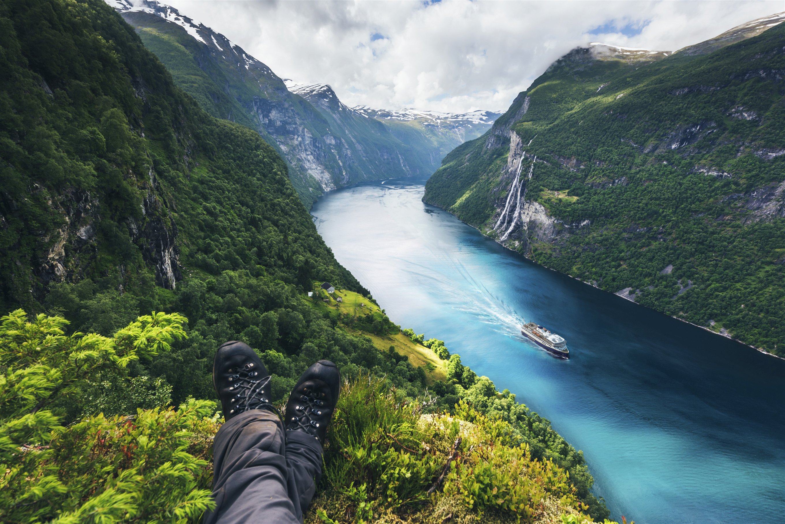 Ab 2026 dürfen malerische Fjorde wie Geiranger nur noch emissionsfrei befahren werden – Hurtigruten und Havila haben bereits vorgebeugt.