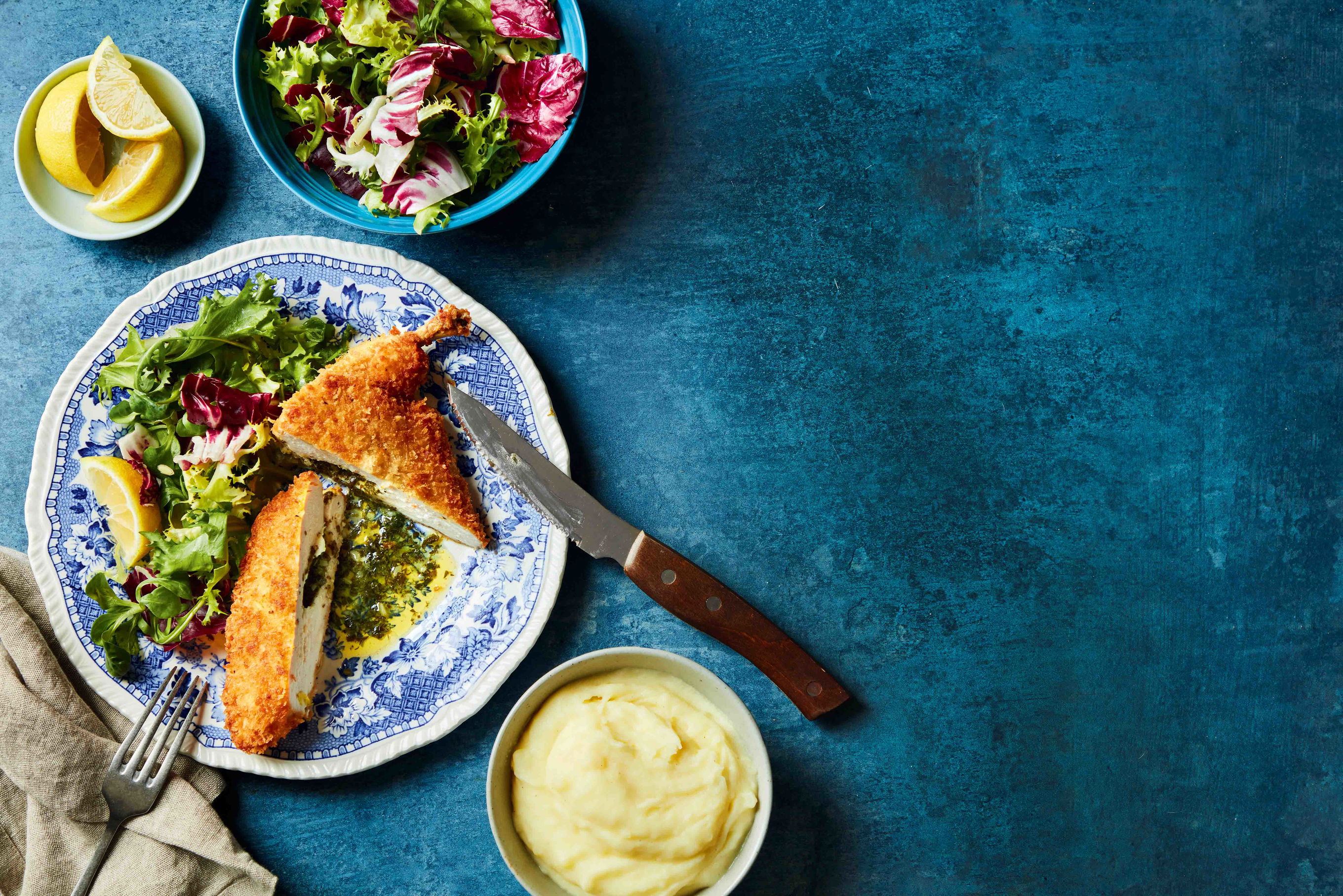 Huhn »Kiew« mit Petersil-Knoblauch-Butter gefüllt - Falstaff