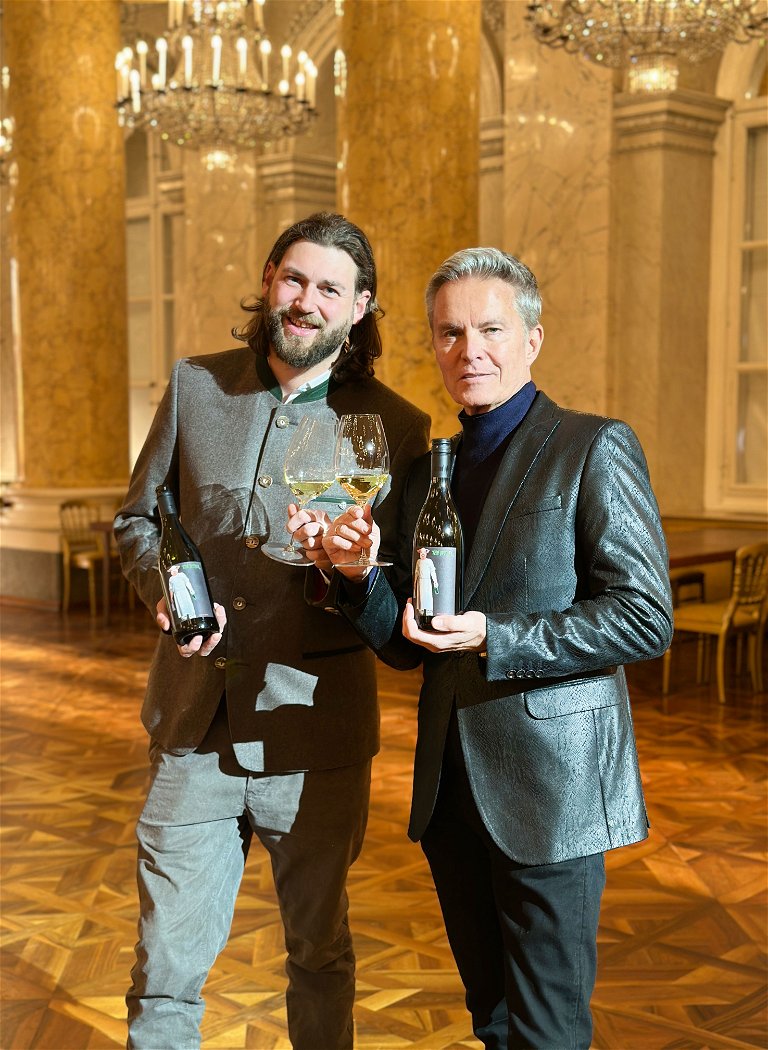 Michael Schwarz präsentiert stolz seinen Chardonnay an der Seite des Jägerball-Weinpaten Alfons Haider.