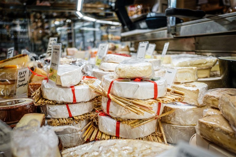 Käse Know-how. Auch heute ist die Käsetheke im Meinl der perfekte Ort, um sich in kulinarischen Fragen weiterzubil-den. Hier weiss man nicht nur über die Käse der Welt Bescheid.