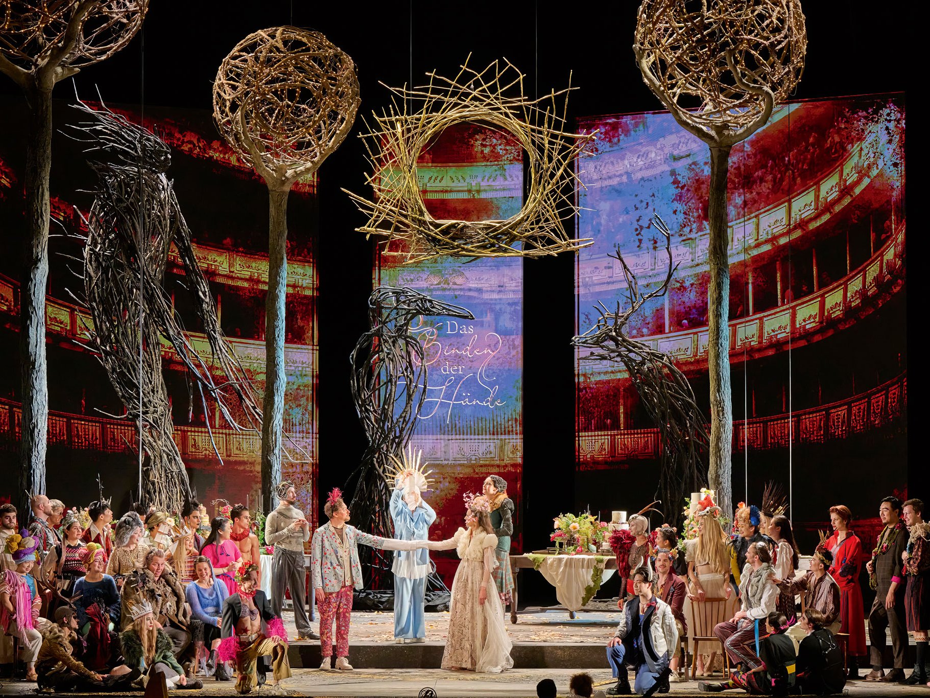 Ein fulminant gedeckter Tisch gehört zu vielen Opern-Inszenierungen einfach dazu – wie hier in »L'Orfeo«.
