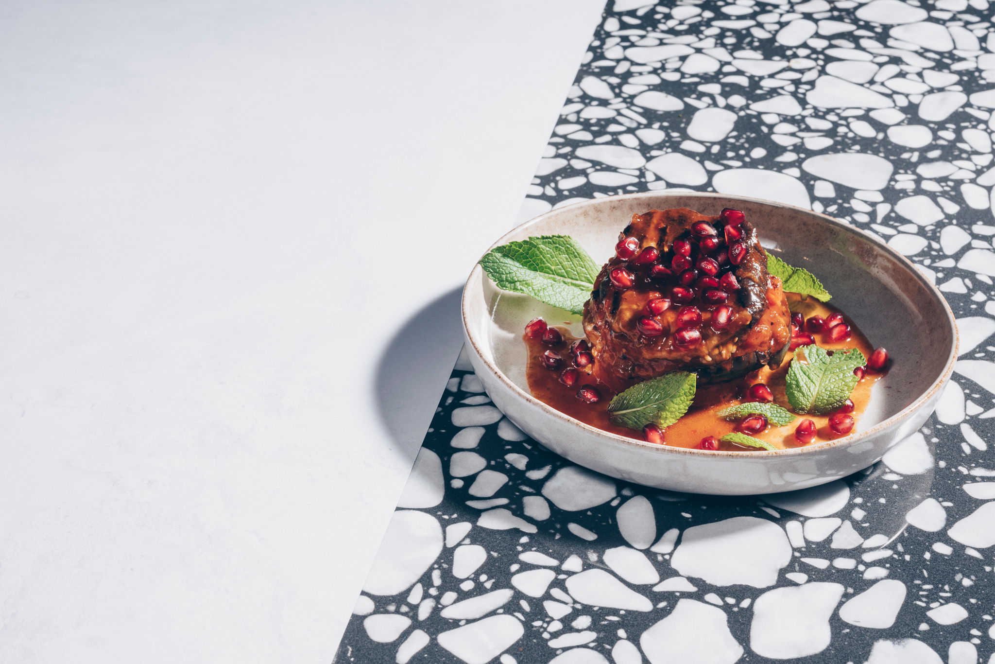 Harissa-Melanzani mit gegrillten Fleischparadeisern und Minze - Rezepte ...