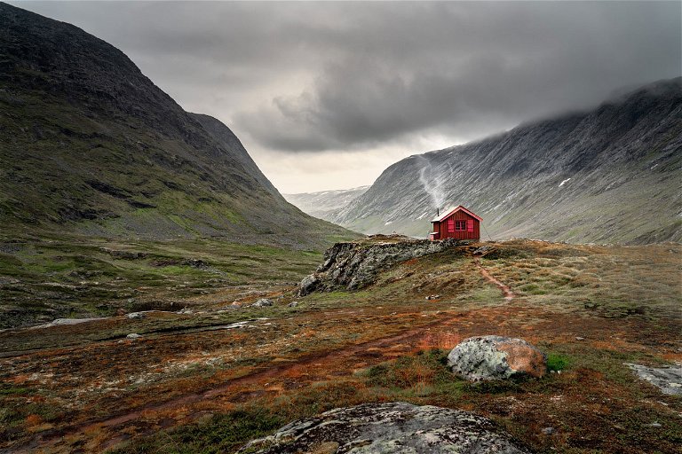 Einsam am Land. Die Norweger haben nichts gegen Einsamkeit – schon gar nicht, wenn Fjord und Fjell in der Nähe sind.