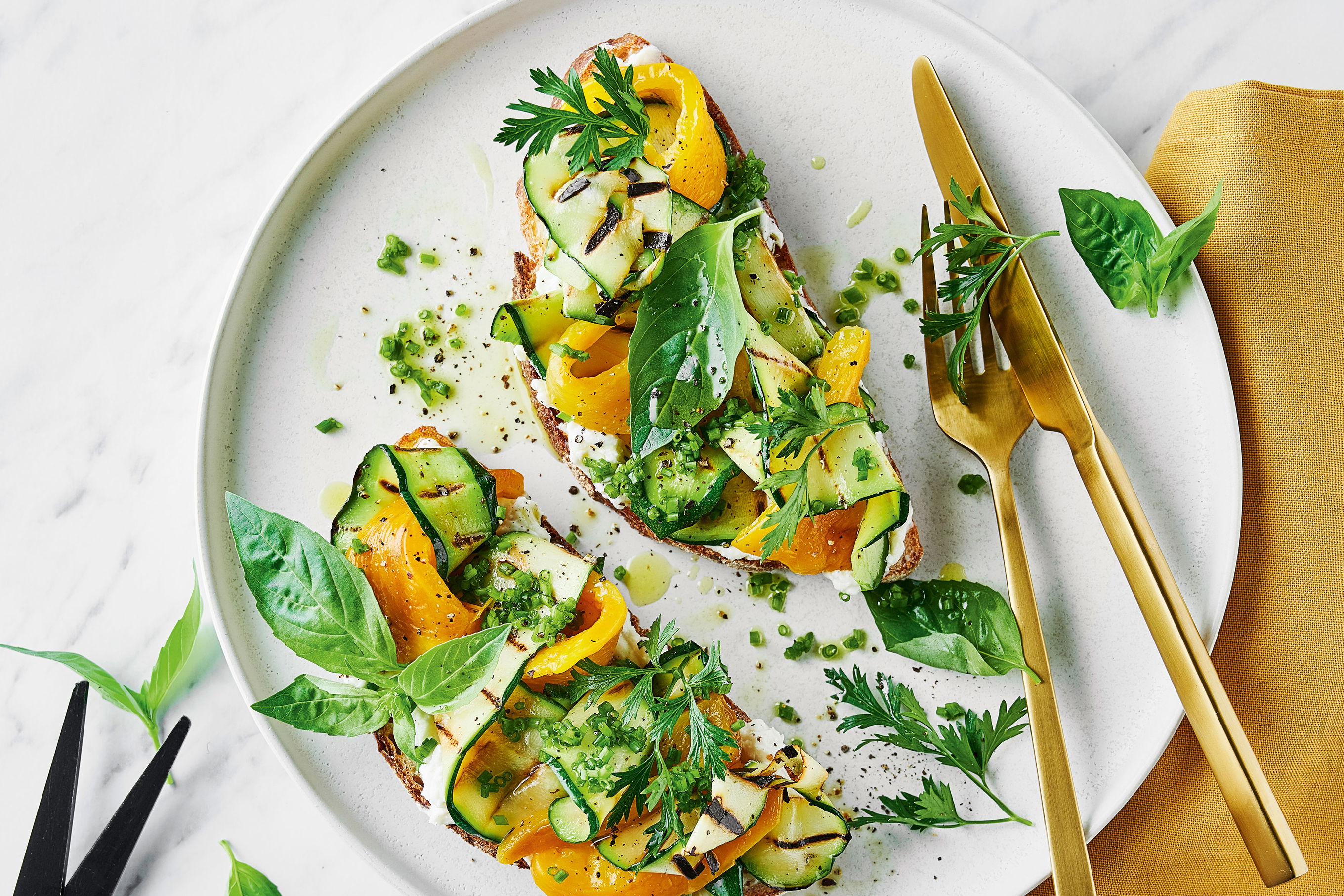 Tartine mit gegrillter Zucchini und Ziegenfrischkäse - Falstaff