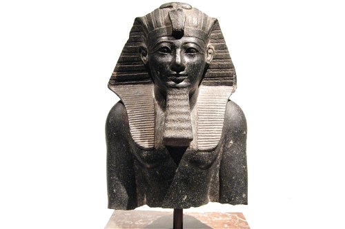 Pharao Thutmosis III: 
Der begnadete Jäger erlegte auf dem Heimweg gerne mal 
120 Elefanten. 