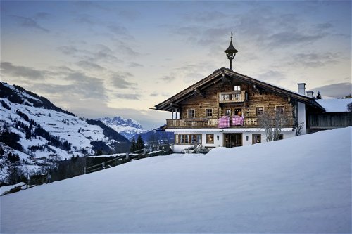 Kitzbühel: Das exklusive Chalet im traditionellen Tiroler Stil liegt auf der Sonnenseite von Jochberg, am Fusse des Schutzkogels in Kitzbühel.
