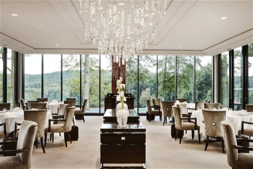 Vom Restaurant der »Villa René Lalique« blicken Gäste auf das Naturgebiet der Nordvogesen. 