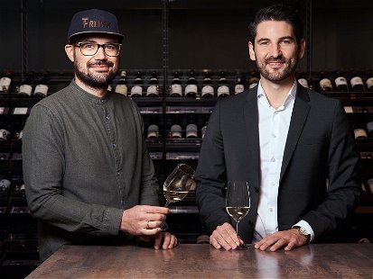 30 Jahre Wein &amp; Co: Einkaufsleiter Simon Silmbroth (li.) und Geschäftsführer Hannes Scheufele im Falstaff-Gespräch.