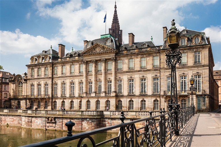 Das 1742 fertiggestellte Palais Rohan beherbergt drei Museen, darunter die Gemäldegalerie mit Werken europäischer Meister.