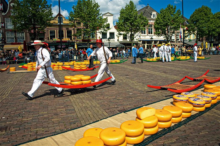 Käsemarkt in Alkmaar. Die Gilde der Käseträger setzt sich aus 30 Männern und einem »Käsevater« zusammen. Genau wie der Markt besteht sie seit 1593.