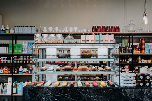 Delikatessen-Spezialist Marco Simonis hat mit »Bastei 10« einen modernen Marktplatz in der Inneren Stadt geschaffen. Im Concept Store warten Wurst, Käse, Gewürzmischungen, eine feine Weinauswahl sowie Designobjekte, Bücher und ungewöhnliche Küchenutensilien.