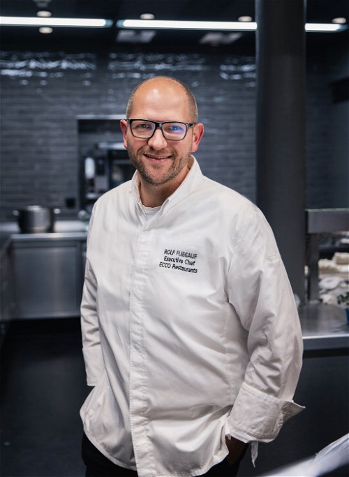 Der gebürtige Bayer Rolf Fliegauf erhielt mit 29 als jüngster Koch Europas zwei Michelin-Sterne. Heute führt er die zwei Restaurants «Ecco», einmal in St. Moritz und einmal in Ascona im Tessin. Falstaff zeichnete 2023 beide mit vier Gabeln aus.