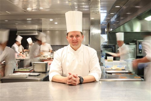 Franck Giovannini stammt aus dem Berner Jura. Nach der Kochausbildung zog er ein paar Jahre zwischen der Schweiz und Nordamerika hin und her. 2000 fing er als Sous Chef im mit 98 Falstaff-Punkten ausgezeichneten «Restaurant de l’Hotel de Ville» in Crissier an. Seit 2012 ist er Küchenchef des Etablissements, seit 2017 hat es 3 Michelin-Sterne. 