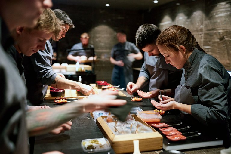 Gemeinsam mit seinem Team sorgt Rasmus Munk für ein echtes kulinarisches Erlebnis weitab jeder Fine-Dining-Konvention.