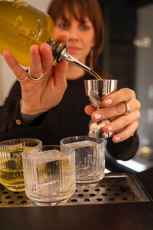 Die Falstaff-Barfrau des Jahres beim kreieren der Drinks.