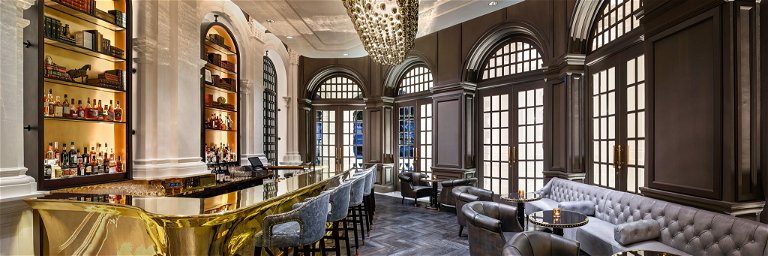 The Raffles not only impresses with its heritage architecture and the charm of another era, but also with timeless elegance, such as in the Writers Bar.