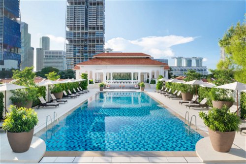 Am Pool auf dem Dach sieht man das moderne Singapur, das rund um das »Raffles« gewachsen ist.