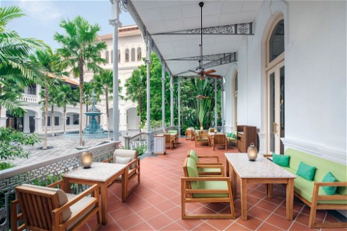 Das Hotel bietet nicht nur den Stil der Kolonialzeit mit viel tropischem Grün drumherum, sondern auch die dazugehörigen, hochkarätigen Restaurants und Bars. 
