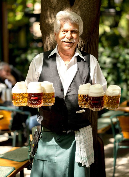 Im Wiener »Schweizerhaus« stößt man mit »Original Czech Lager« der Budvar-Brauerei an.