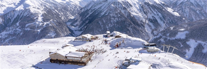»Verteilerkreis« auf 1800 Meter Seehöhe: Das Gipfelplateau des Penken über Tux-Finkenberg ist Startpunkt für einen abwechslungsreichen Skitag im Zillertal.