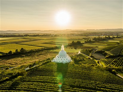 Meterhoch geschichteter Lössboden ist die Basis für die eleganten Wagramer Weine. Die Stupa bei Feuersbrunn ist eine weithin sichtbare Landmarke der Weinbauregion.