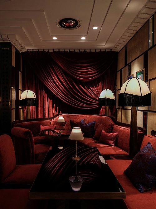 Die »Velvet Bar« ist geprägt von opulenten, roten Samtvorhängen.