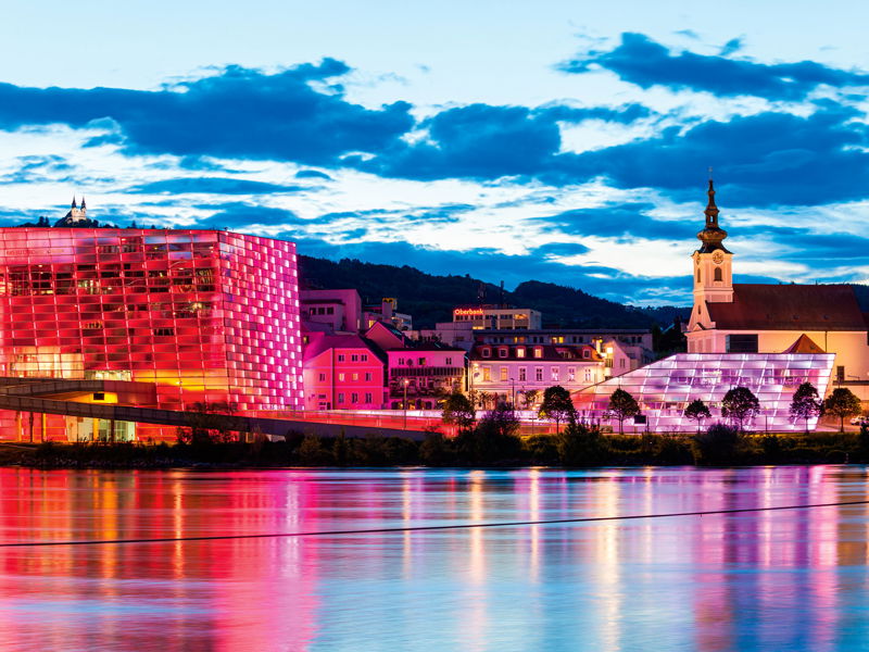 Schon von Weitem sichtbar prägen die markante Architektur und die LED-Fassade des Ars Electronica Centers seit 2009 das Stadtbild von Linz. Es ist ein Haus, das je nach Blickwinkel eine andere Gestalt annimmt und seine wahren Ausmaße erst im Zuge der  direkten Erkundung freigibt.