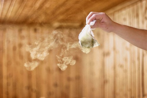 Der Koji-Pilz ist das Kernstück der Sake-Produktion. Er wird in Pulverform mithilfe eines Seidenbeutels auf dem Reis verteilt.