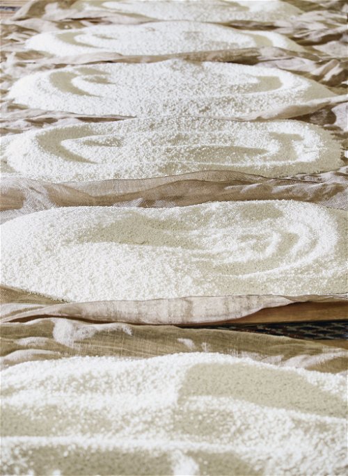 Der mit Koji geimpfte Reis wird auf Tüchern ausgebreitet und getrocknet.