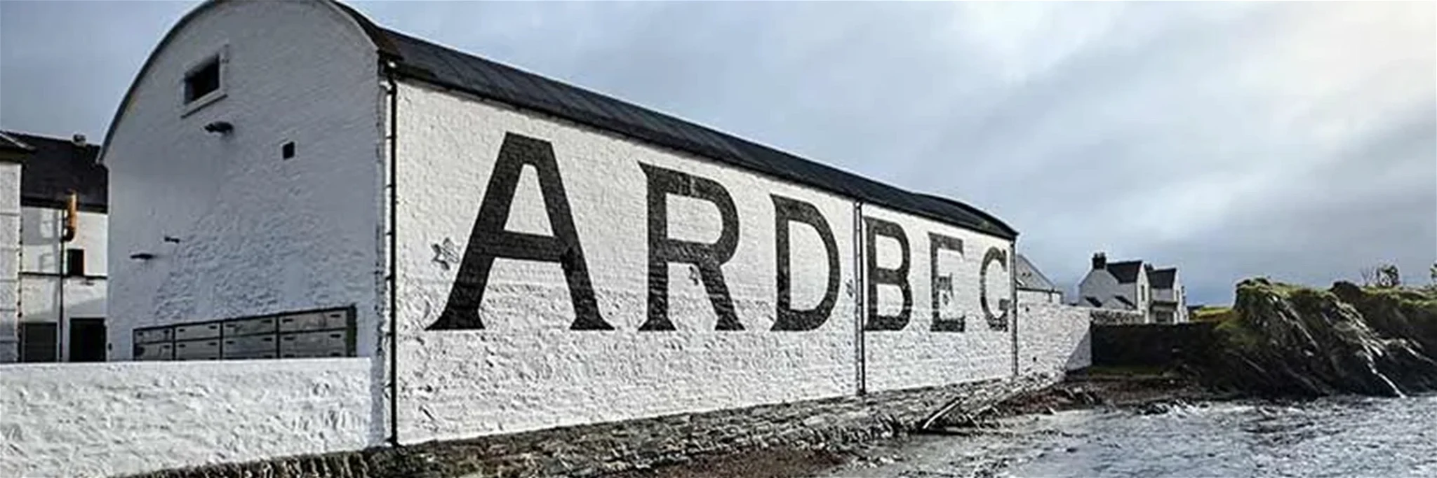 Die Ardbeg Distillery auf der schottischen Insel Islay will Besuchern der Brennerei mehr Erlebnis bieten und kauft daher das »The Islay Hotel« im Hafenstädtchen Port Ellen.