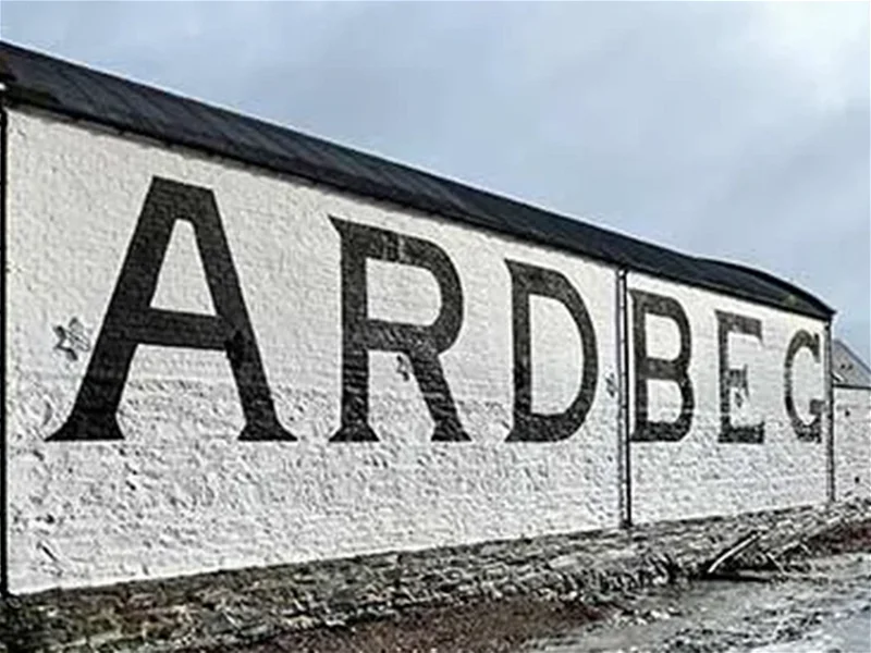 Die Ardbeg Distillery auf der schottischen Insel Islay will Besuchern der Brennerei mehr Erlebnis bieten und kauft daher das »The Islay Hotel« im Hafenstädtchen Port Ellen.