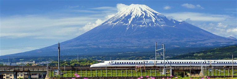Gutes Timing und ein Platz auf der rechten Zugseite sind wichtig,um den berühmten Fuji beim Vorbeifahren zu sehen.