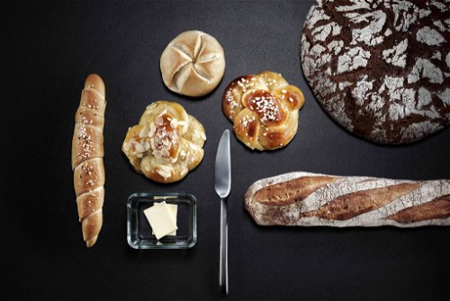 Die Traditionsbäckerei »Brandl« in Linz ist ein Meister des Handgebäcks. Und Helmut Kern macht in seiner Bäckerei in Perg aus Brot von gestern feinen »Brottschin«.