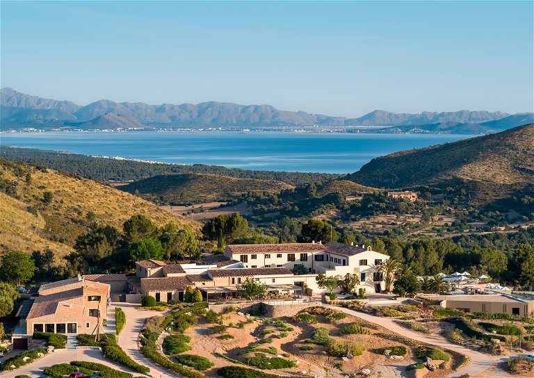 Das Carrossa Resort mit Blick bis auf die Alcudia Bucht.