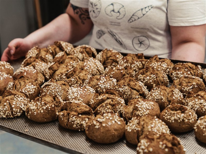 Die junge, moderne Bäckerei »brotsüchtig« bäckt auf traditionelle Weise Brot und Gebäck vom Feinsten. Alles von Hand geformt und einfach köstlich und vielfältig.