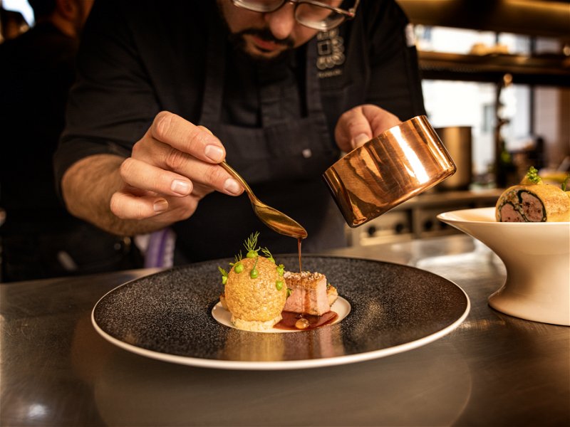Im Gourmetrestaurant »ESPLANADE« bereitet Zwei-Sterne-Koch Silio Del Fabro zu Ostern ein Délice vom Somafer Lamm.
