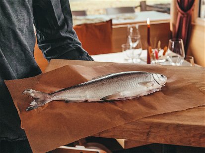 Im »Genussufer« in Unterach kommen feinste Fische aus dem Salzkammergut auf den Tisch.