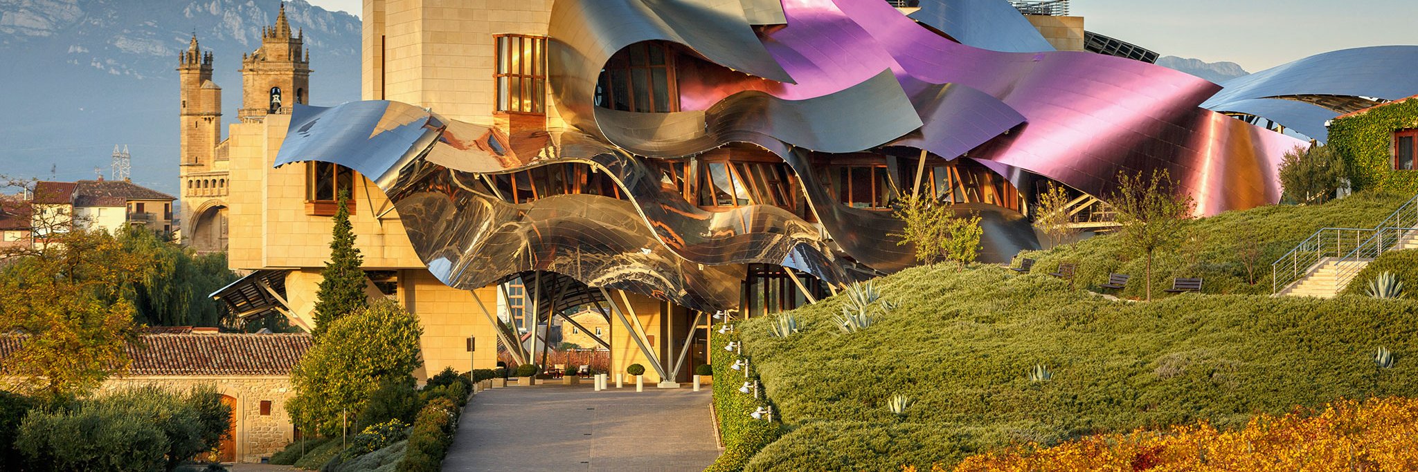 Das Hotel »Marqués de Riscal« gehört zu den Wahrzeichen der Region. Der spektakuläre Bau von Stararchitekt Frank O. Gehry wurde im Jahr 2006 eröffnet.