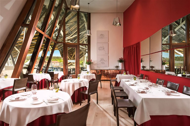 Das »Hotel Marqués de Riscal« befindet sich in der Stadt des Weines. Samt gleichnamiger Kellerei und eigenem Sternerestaurant.