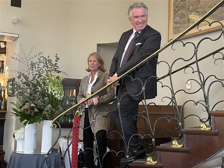 Anja Wegeler-Drieseberg und Ralf Frenzel bei der Begrüßung der Gäste auf der berühmten Treppe in Wiesbadens Restaurant »Ente«.