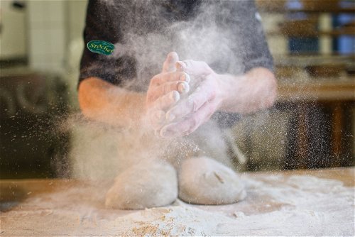 In der 
»Bio-Bäckerei Stöcher« im Mühlviertel sind Handarbeit und Qualität bei Zutaten und Zubereitung oberste Maxime. Das garantiert Bäckermeister 
Karl Stöcher.