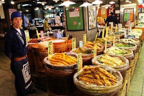 Allein all die Köstlichkeiten im Nishiki Market in Kyoto anzuschauen, ist unwiderstehlich! Glücklicherweise gibt es dort in Restaurants und Imbissen auch eine große Auswahl an Speisen.