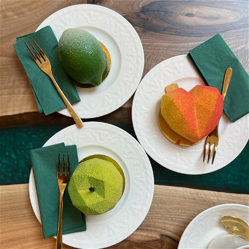 Die süßen Kunstwerke der Sorten Lime-Mousse, Apple-Mousse und das Yuzu-Strawberry-Herz schmecken genau so wie sie aussehen.