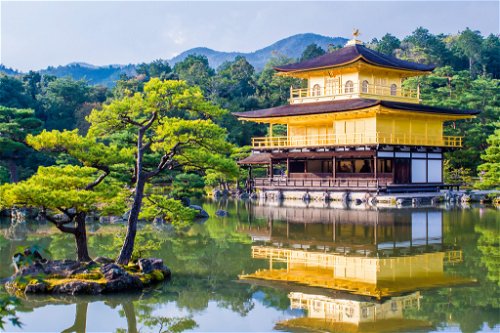 Zu den Besuchermagneten unter den Tempeln Kyotos gehört der Kinkaku-ji – mit dem Goldenen Pavillon, der sich im See spiegelt.