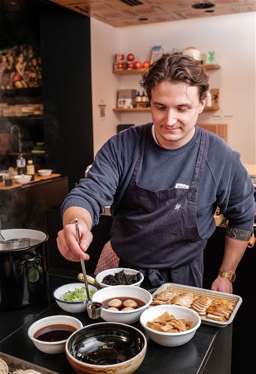 Alex Kunstel kocht seit 2020 leidenschaftlich Ramen. Obwohl er vorher nichts über japanische Küche wusste, ist er heute einer der begnadetsten Ramenköche Österreichs.